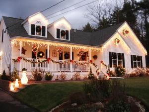 RMS_MIA123-outdoor-Christmas-lights-decorations_s4x3_lg